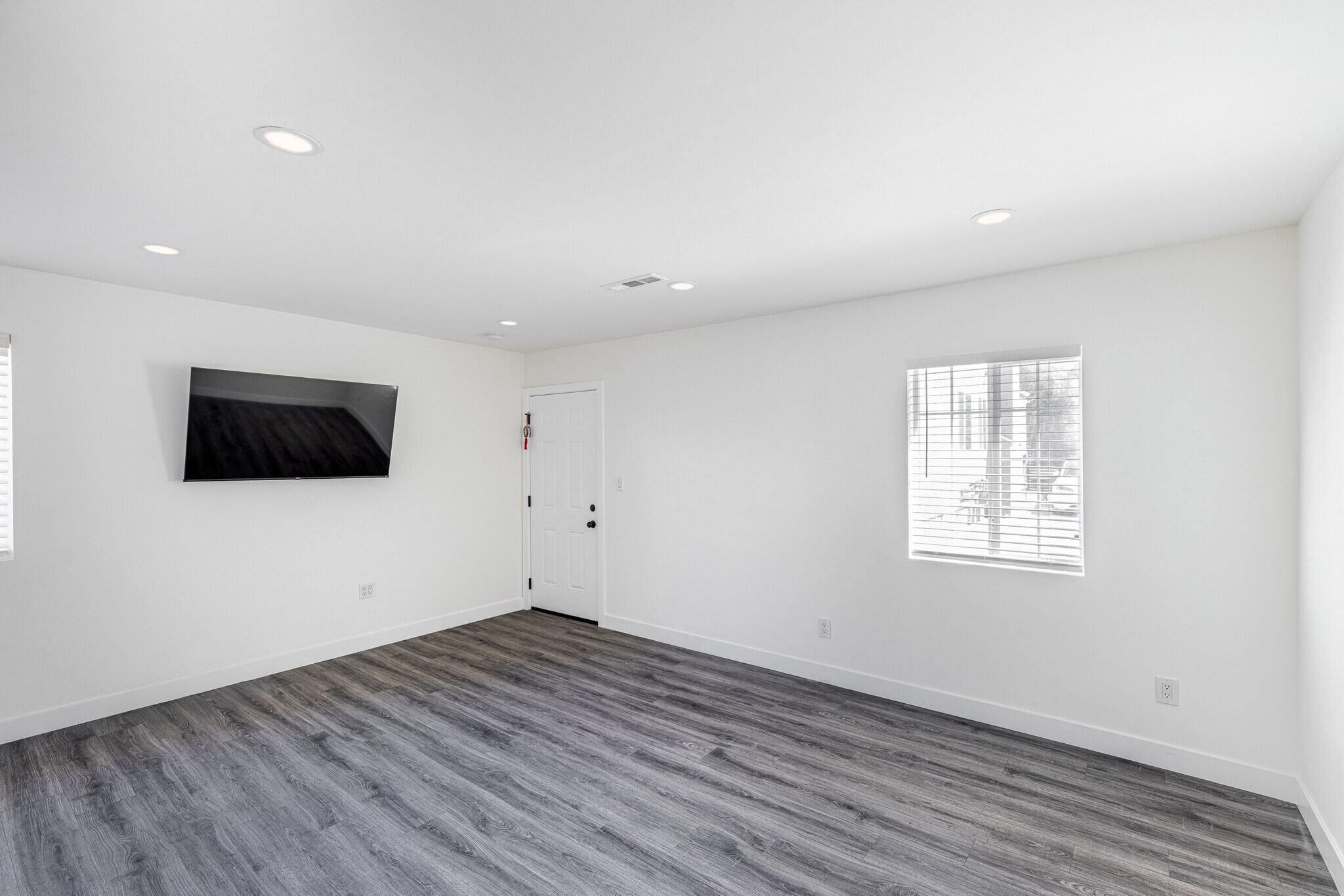 Building Photo - 8143 Hinds Ave