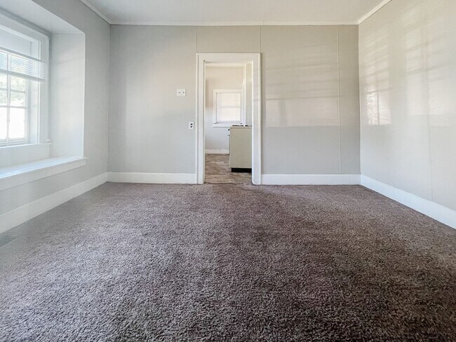 Building Photo - Charming 2 Bedroom Home with Great Storage...