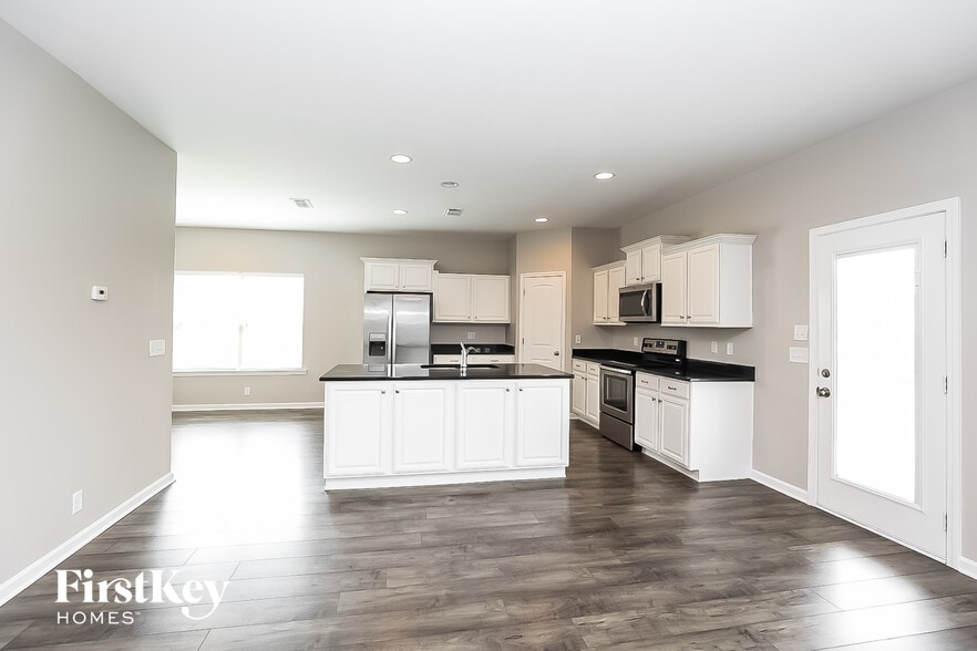 Building Photo - 3241 Mapleside Ln