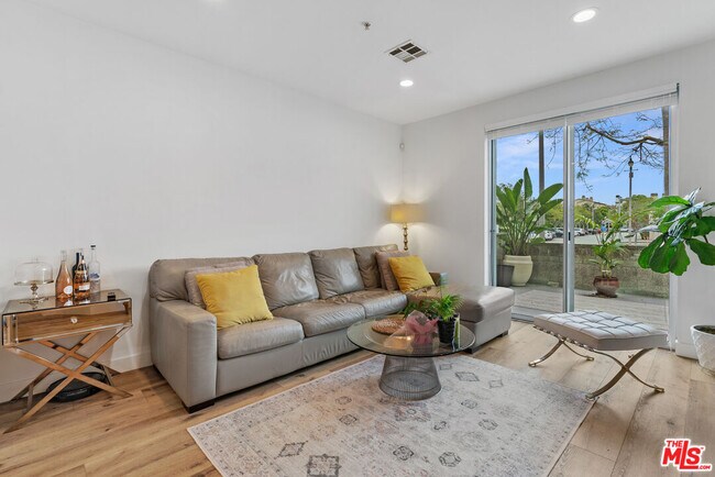 Building Photo - 6400 Crescent Prk E