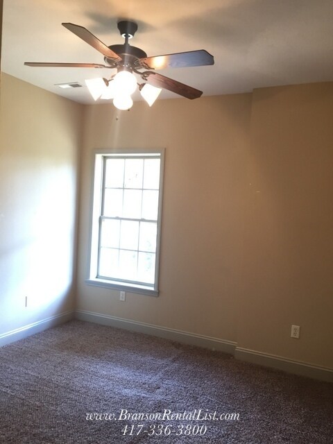 Building Photo - Fresh New Look - 4BR 21/2 Bath