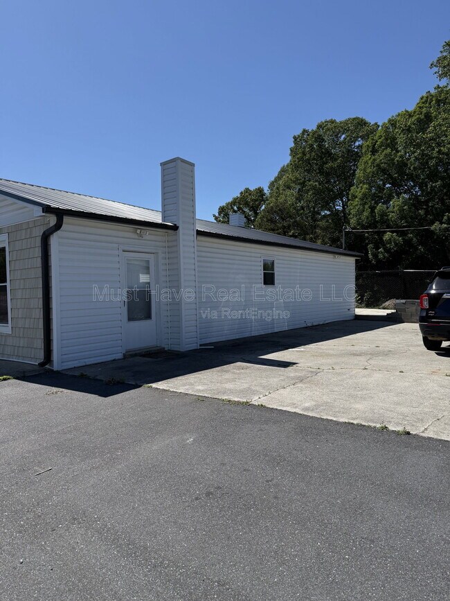 Building Photo - 404 W Main St