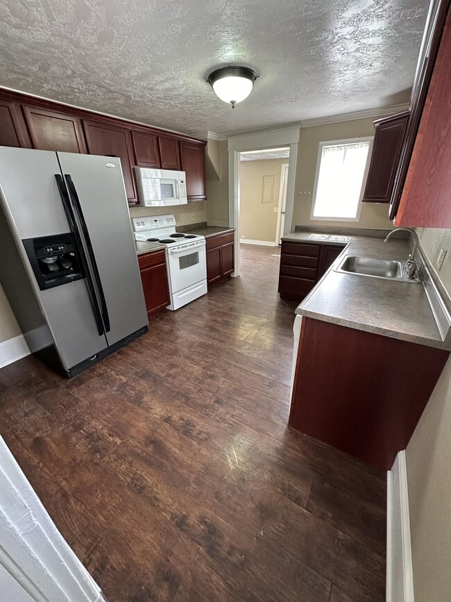 Building Photo - 708 4th Ave S