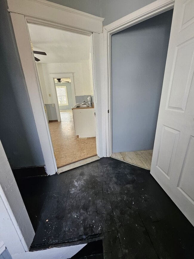 Building Photo - Upper 2 bedroom unit lower east side