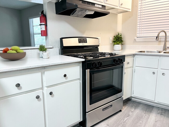 Building Photo - Court At Oak Forest