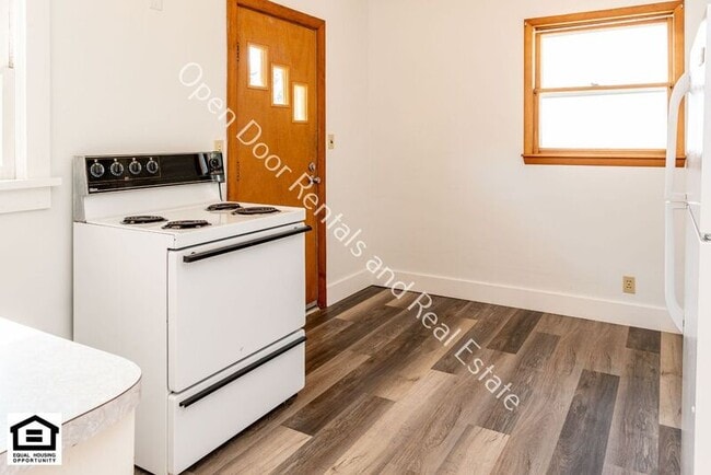 Building Photo - 1320 1/2 S Van Buren