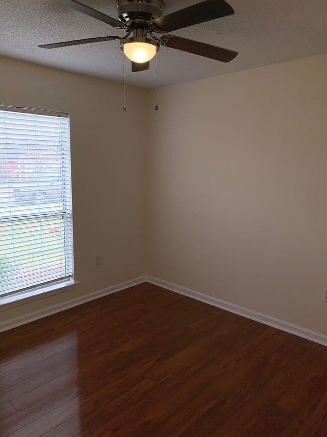 Building Photo - 3 bed 2 bath