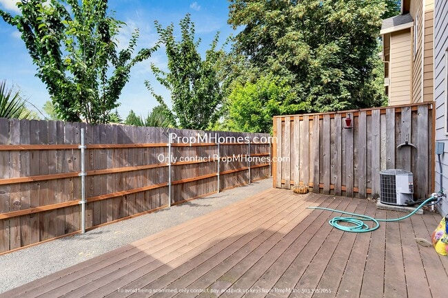 Building Photo - Spacious Three-Bedroom Condo Awaits in Des...