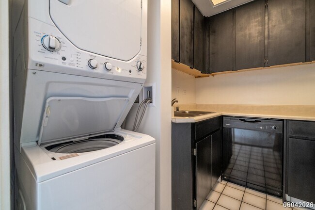 Building Photo - Luxury High-Rise Living on the 38th Floor