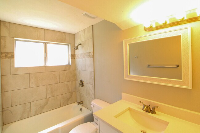 Building Photo - Orem Home