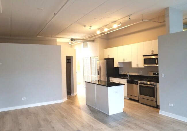 Building Photo - 740 W Fulton St
