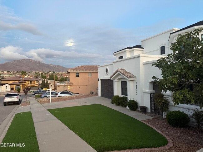 Building Photo - 1605 Playa Del Sol St