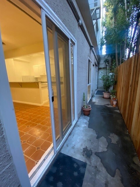 Building Photo - 152 S Sycamore Ave