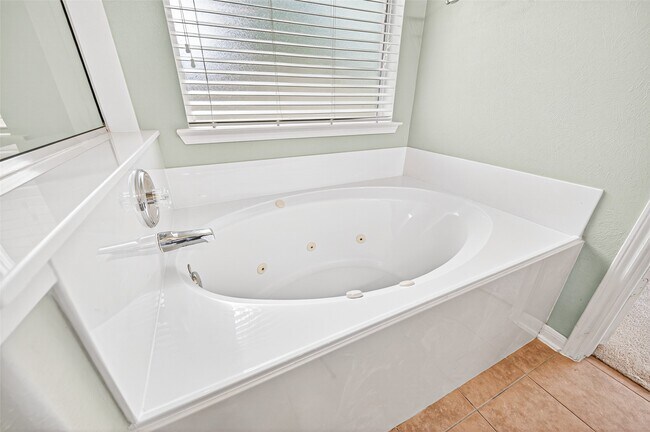Building Photo - 24822 Diamond Run Ct