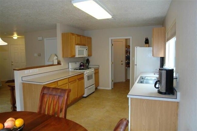 Building Photo - Great 3Bedroom/2.5 Bath home With Loft IN ...