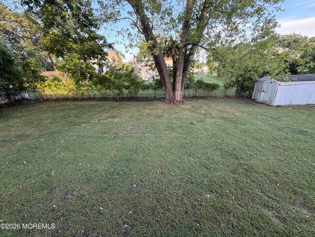 Building Photo - 6 Roslyn Dr