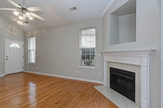 Building Photo - End-Unit 3br/2.5bth Townhome in Villages o...