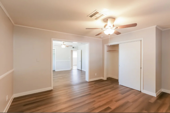 Building Photo - 5027 W Palmaire Dr
