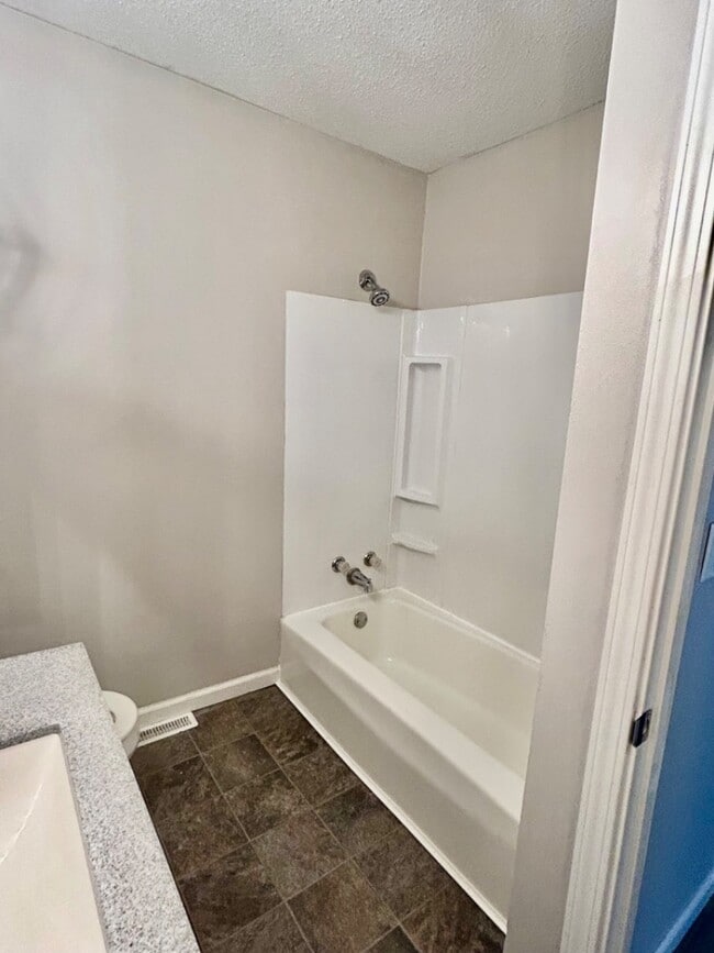 Building Photo - 825 David Ln