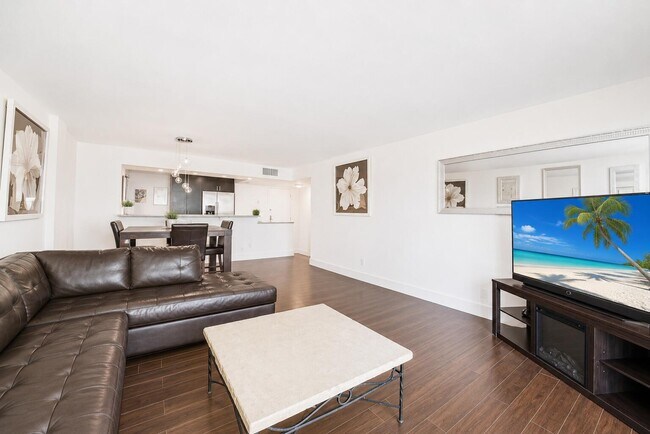 Building Photo - 1147 Hillsboro Mile