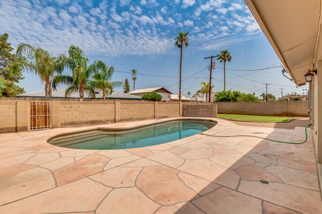 Building Photo - 5 BEDROOM TEMPE HOME WITH GREAT BACKYARD A...