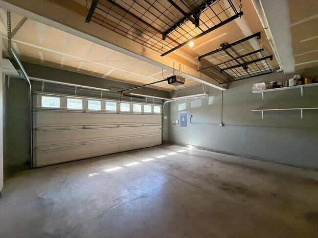 Building Photo - 5042 NE Schoeler Cir