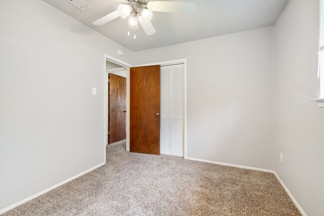 Building Photo - Simple 3 Bedroom, 2 Bath Home in South Aus...