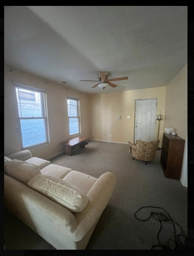 Building Photo - 821 N Hermitage Ave