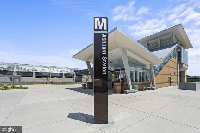 Building Photo - 43805 Middleway Ter