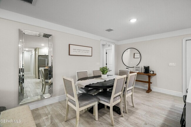 Building Photo - 854 Mallett St