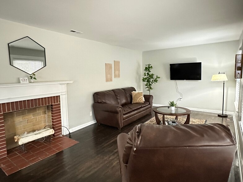 Building Photo - 505 Ward Ave NE