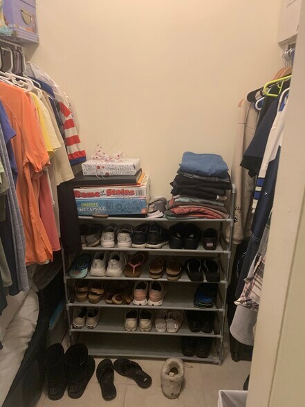 Master closet - 10222 Pine Dr