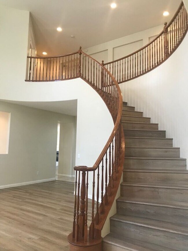 Building Photo - GATED COMMUNITY- FULLY REMODELED!