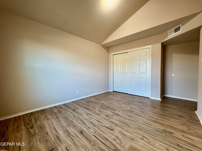 Building Photo - 3813 Loma Dante