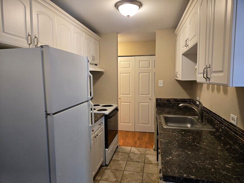 Building Photo - 2325 S Linden Ct