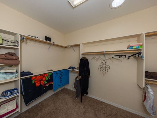 Building Photo - Furnished pool home for rent!