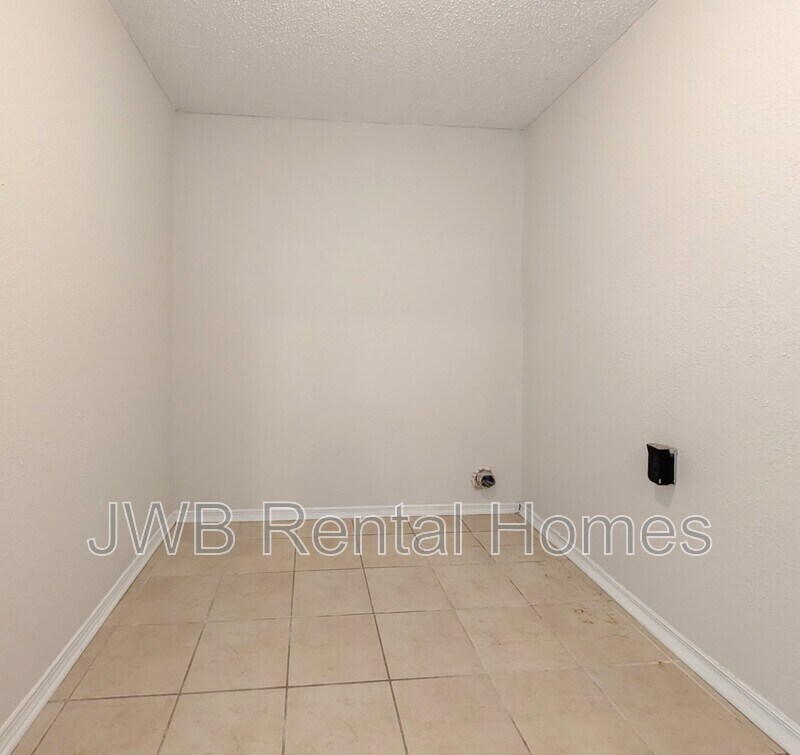Building Photo - 2223 Eudine Dr W