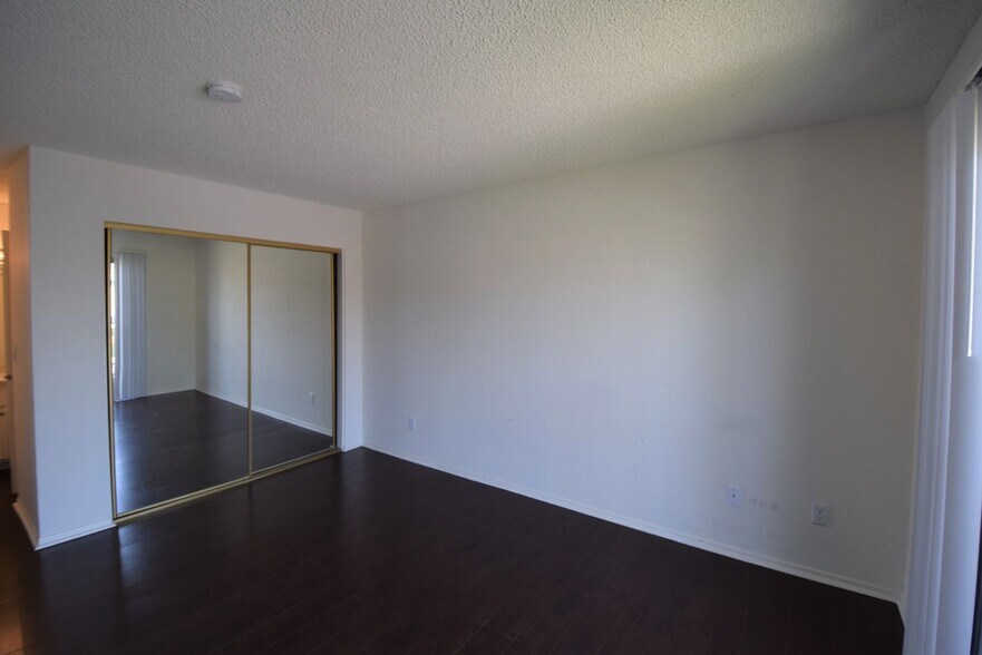 Building Photo - 12338 Oxnard St