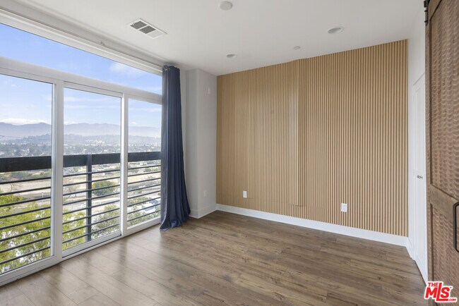 Building Photo - 2753 Waverly Dr