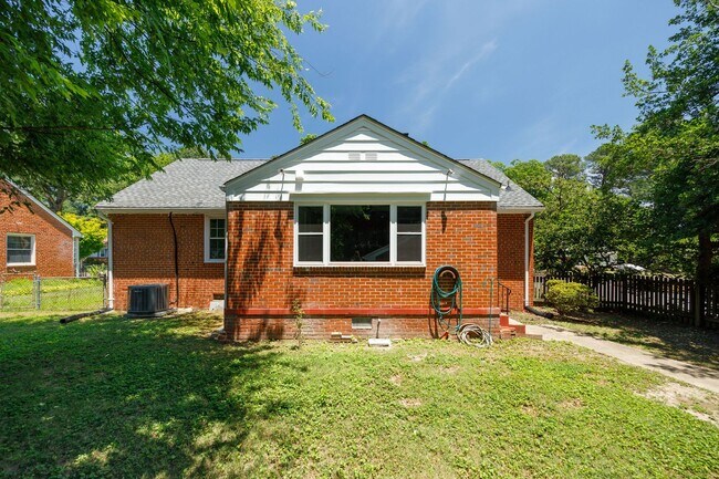 Building Photo - Beautiful 2 Bedroom Corner Lot of Park Ave! ***Available Late June 2026***