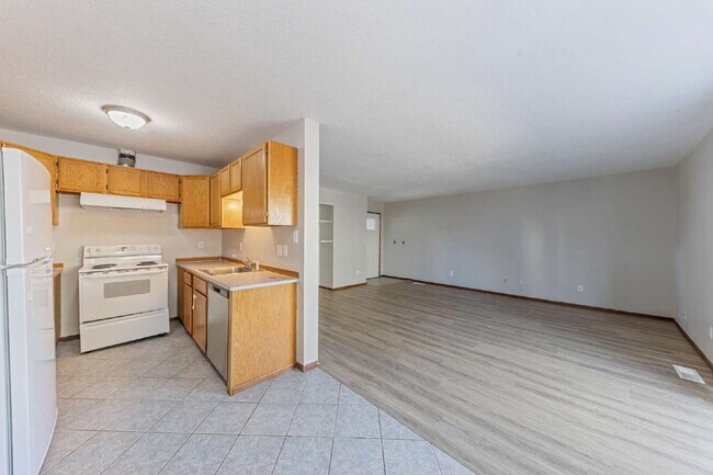 Building Photo - Spacious Townhome 3 Bedrooms plus office!