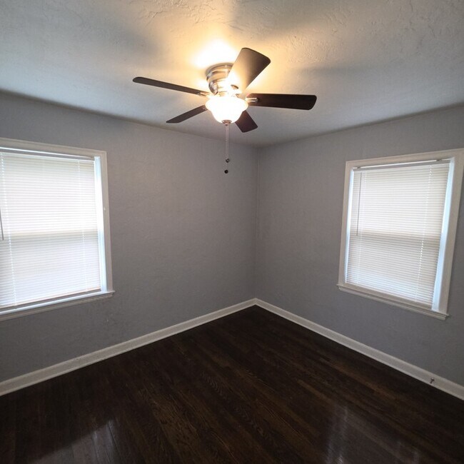 Building Photo - Cozy 3 bedrooms and 1 bath home located on Brooklane St in Raytown, MO.