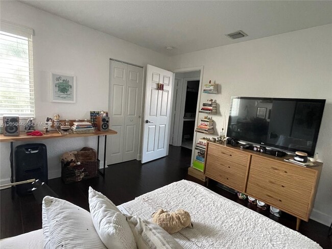 Building Photo - 485 Silver Palm Way