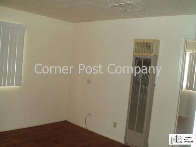Building Photo - 1 Bedroom Apartment