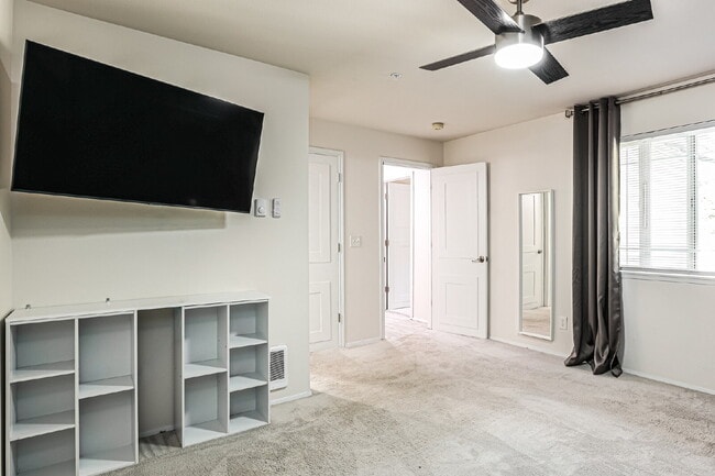 Building Photo - Top-Floor 3 Bed/2 Bath Condo with Silver Lake Views –! Available NOW for RENT