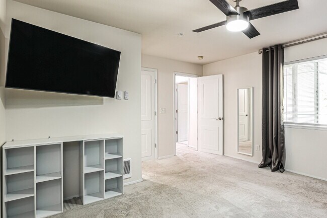 Building Photo - Top-Floor 3 Bed/2 Bath Condo with Silver Lake Views – Water/Sewer/Garbage Included! Available NOW...