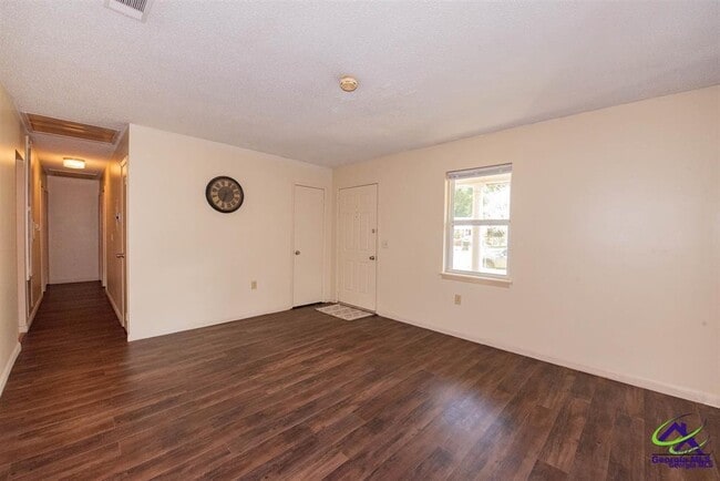 Building Photo - 111 Briarwood Dr