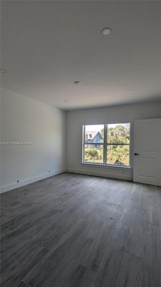 Building Photo - 497 Bounds St