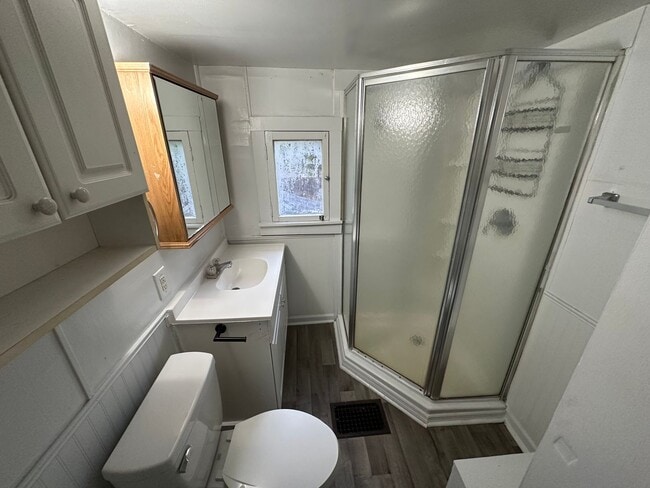Building Photo - 416 Oak St- 4/5 Bedroom Duplex near WMU Ca...