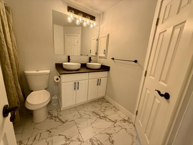 Building Photo - 3646 Queen Anne Way